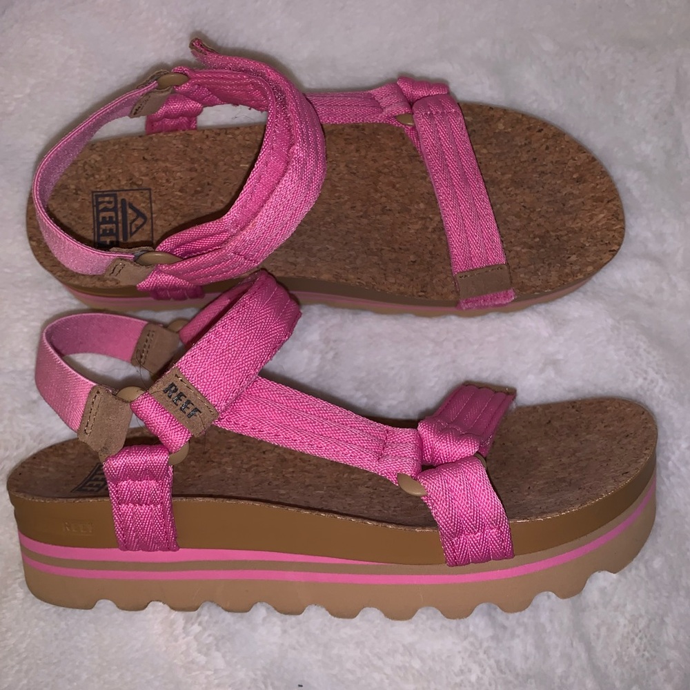 Reef Cushion Rem Platform women’s sandals in excellent like new condition.